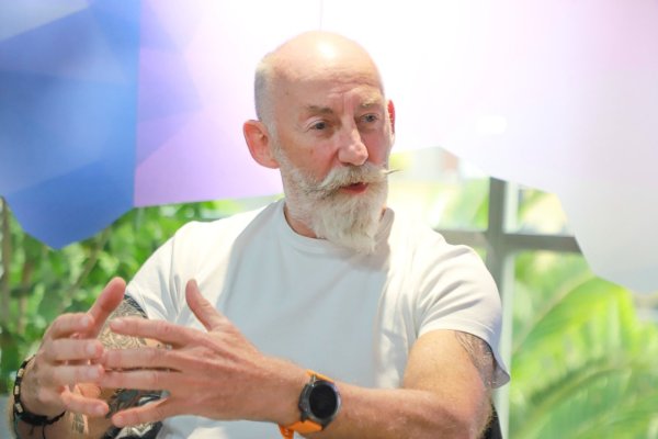 <p>"A algunas buenas empresas les quitan la bencina y no se la reponen": Bannister responde a Hurtado por situación de WOM</p>