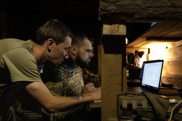 Proliferación de robots asesinos, el inquietante lado B y "momento Oppenheimer" de la inteligencia artificial