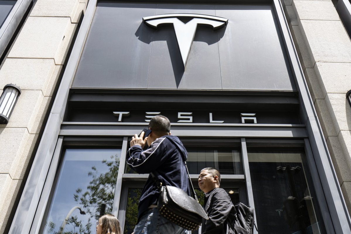 <p>Tesla se dispara en bolsa tras reportes de que su sistema de asistencia a la conducción fue aprobado en China</p>