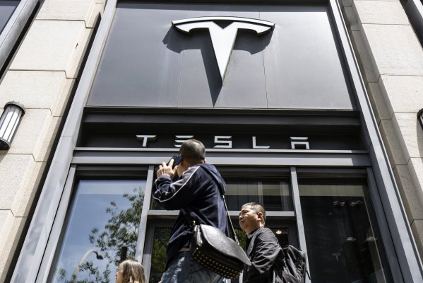 Tesla se dispara en bolsa tras reportes de que su sistema de asistencia a la conducción fue aprobado en China