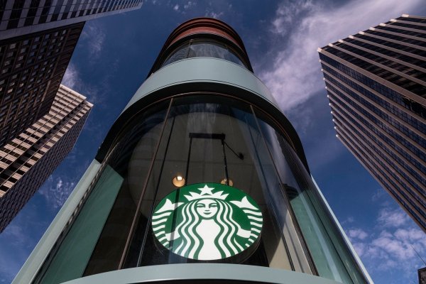 Starbucks registra la primera caída trimestral en sus ventas desde 2020, a medida que consumidores reducen sus gastos