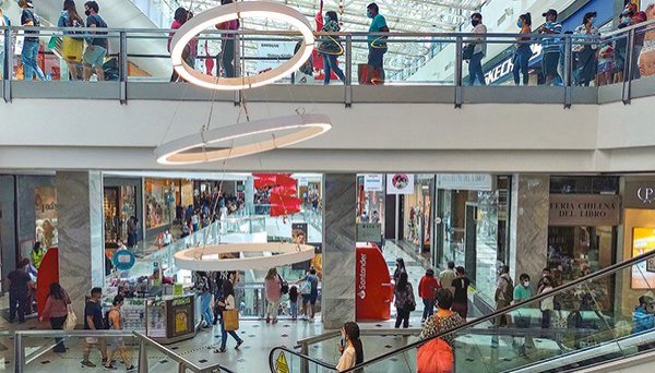 La actividad del comercio deja atrás los números azules del verano y registra en marzo su mayor caída interanual en seis meses