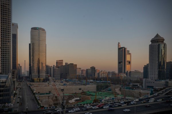 <p>La lenta actividad de las fábricas y los servicios en China frena el impulso económico</p>