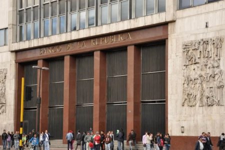 Banco central de Colombia vuelve a bajar la tasa hasta el 11,75% y revisa al alza proyección del PIB