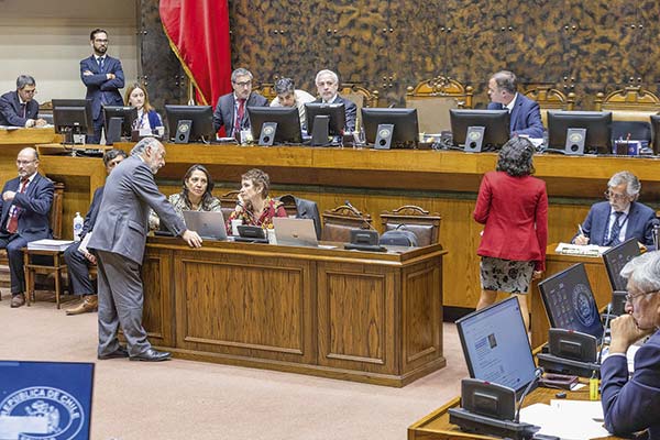 <p>La ministra del Interior, Carolina Tohá, y la subsecretaria de la Segpres, Macarena Lobos, siguieron el debate en Valparaíso.</p>