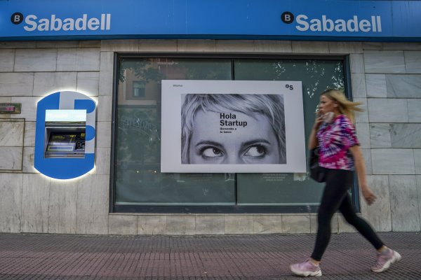 <p>Sabadell estaría a favor de iniciar conversaciones con BBVA sobre una fusión que crearía un gigante de la banca europea</p>