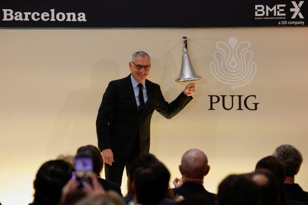 <p>Marc Puig, presidente y CEO de Puig, toca la campana en el acto de debut de cotización en Barcelona. (Foto: Reuters)</p>