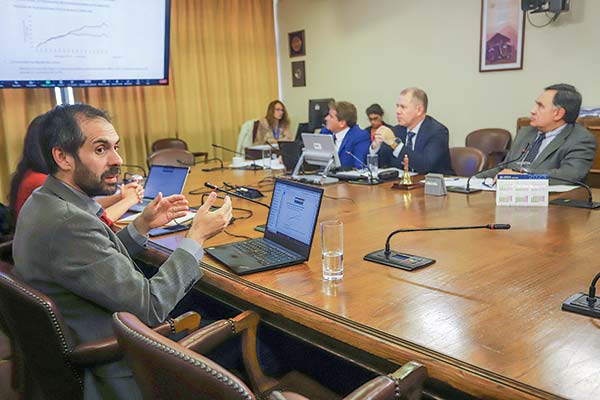 Grau compromete cinco años para evaluar ley de permisos para inversiones y refuerza reserva de información