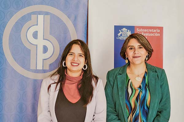 <p>La directora de Presupuestos, Javiera Martínez, junto a la subsecretaria de Evaluación Social, Paula Poblete.</p>