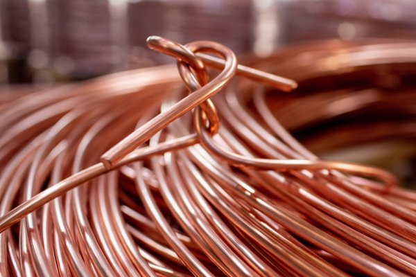 Apuestas de bajas de tasas en EEUU y proyecciones de Goldman dan apoyo a nuevo avance del cobre