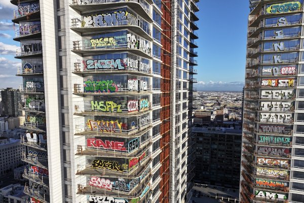 Tres torres tapizadas en grafiti en Los Ángeles, California, y que costaron US$ 1.200 millones se ponen a la venta tras bullada quiebra