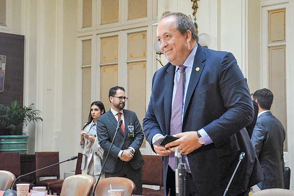 <p>El fiscal Valencia será invitado a la comisión de Hacienda del Senado a exponer los perfeccionamientos que sugiere el Ministerio Público. Foto: Agencia Uno </p>
