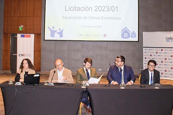 <p>Diego Pardow, ministro de Energía (al centro), participó en el acto de adjudicación de la licitación.</p>