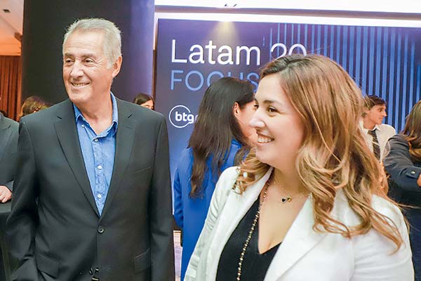 <p>Julio Ponce y su hija Francisca, hoy vicepresidenta de las cinco sociedades Cascada de SQM. Foto: Jonathan Duran</p>