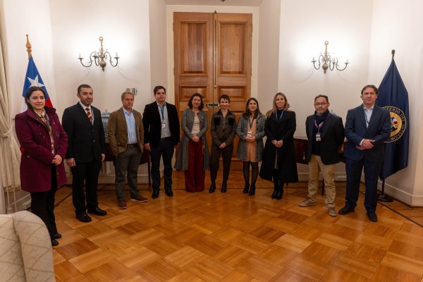 <p>Los ocho integrantes de la Comisión Experta en Tecnologías Cuánticas, junto con las ministras de Interior y Ciencia.</p>