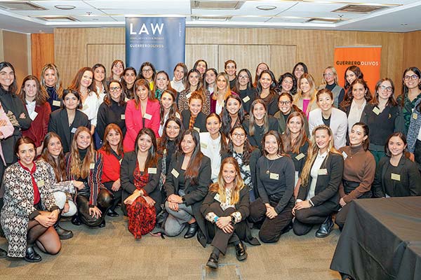 <p>Gerentas legales y socias dan sus recetas a abogadas más jóvenes para enfrentar obstáculos que se viven en el desarrollo de sus carreras</p>