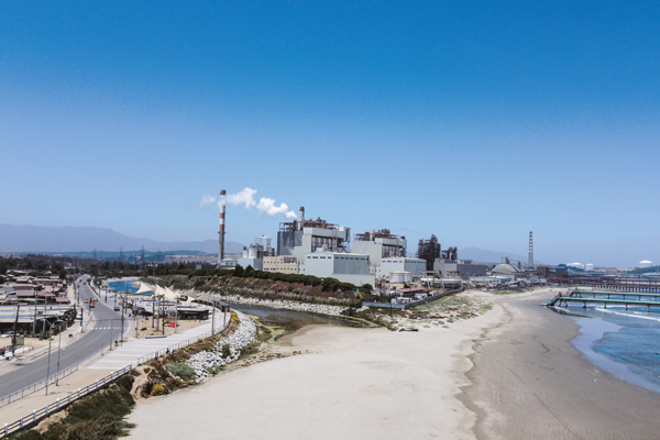 <p>SMA multa a AES Andes por no reducir emisiones durante alerta ambiental de 2023</p>