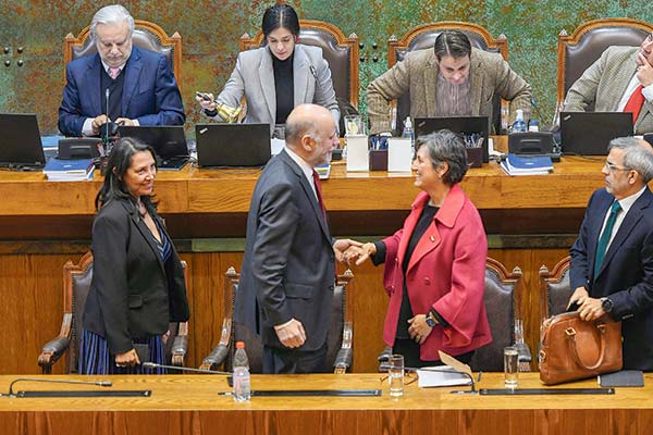 <p>Álvaro Elizalde, ministro Secretario General de la Presidencia, saluda a su par de Salud, Ximena Aguilera, tras la aprobación final de la ley corta de isapres en la Cámara de Diputados. Foto: Agencia Uno </p>