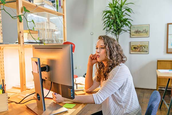 <p>Oficina versus casa: el trabajo híbrido aumenta en el país, sobre todo entre quienes tienen rentas más altas</p>