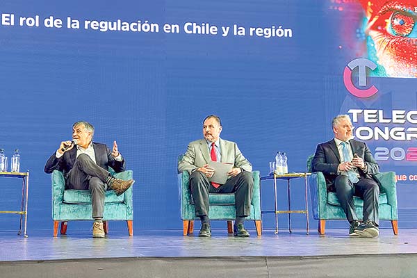 <p>El subsecretario de Telecomunicaciones Claudio Araya (a la izquierda) participó del Telecom Congress 2024, junto a Fernando Rojas de CEPAL y Rodrigo Ramirez, presidente de Indicam.</p>