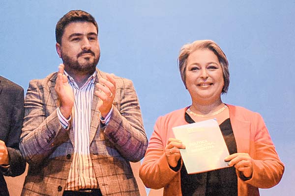 <p>El director del Trabajo, Pablo Zenteno, junto a la ministra del ramo, Jeannette Jara. Foto: Agencia Uno </p>