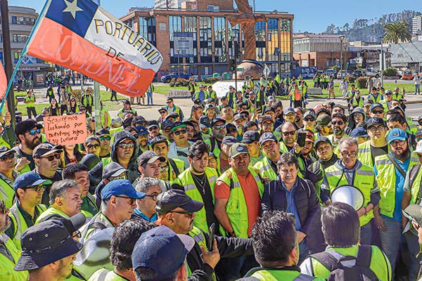 “Para eso está el gerente”: subsecretario Monsalve traspasa la responsabilidad del paro de Puerto Coronel a la empresa y desata crítica de gremios y privados