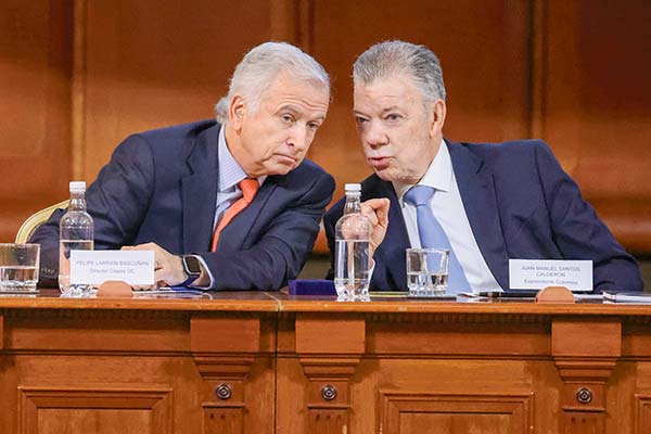 <p>El exministro de Hacienda y editor del libro, Felipe Larraín, junto a Juan Manuel Santos.</p>