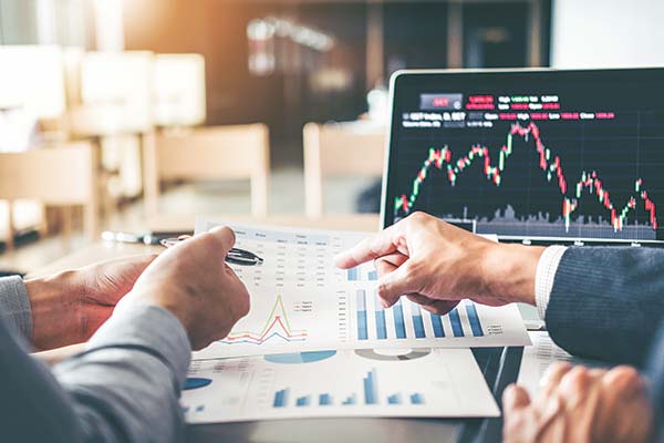 El perfil del inversionista millennial: prefiere rentabilidad a corto plazo y diversificar el riesgo fuera de Chile