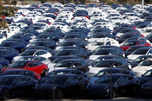 Los trabajadores de Tesla viven a diario con el temor de recibir un correo electrónico que empiece con “Estimado empleado”