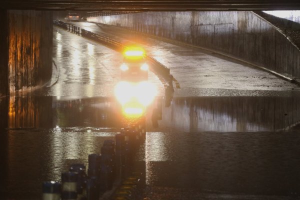 Frente de lluvia y viento provoca cortes de energía y deja a más de 65 mil clientes sin suministro eléctrico en el país