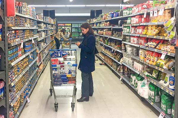 <p>Cadem: expectativas del consumo van a la baja y cuenta del supermercado está entre las dos mayores preocupaciones</p>