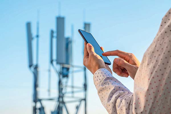 <p>Gobierno busca subir a cuatro meses la permanencia de los usuarios en contratos de telefonía móvil</p>