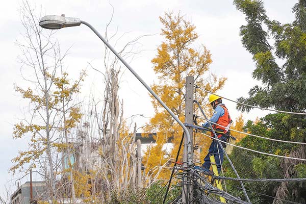 Hogares sin luz llegan a un peak de 65 mil en la RM durante lluvias de esta semana