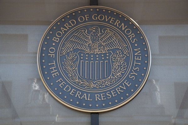 <p>Minutas de la Fed revelan creciente consenso entre funcionarios sobre tasas de interés más altas por más tiempo</p>