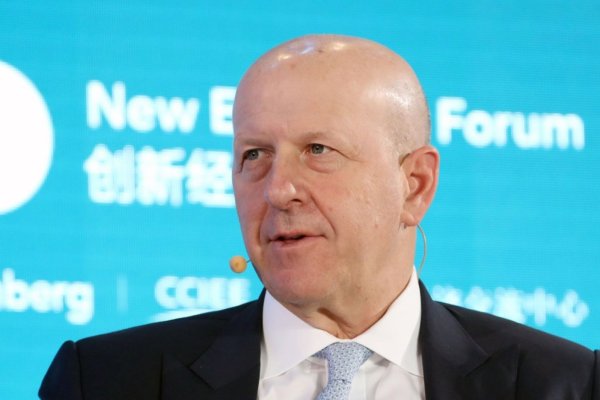 <p>David Salomon de Goldman Sachs prevé que habrá “cero” recortes de tasas de la Fed este año</p>