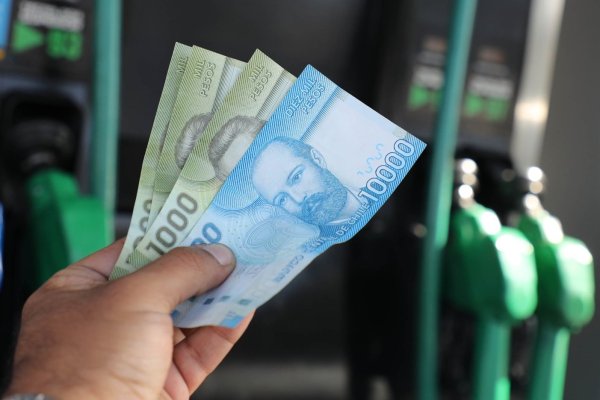 <p>Tal como anticipó Marcel, los precios de las gasolinas bajarán $30,1 por litro desde este jueves</p>