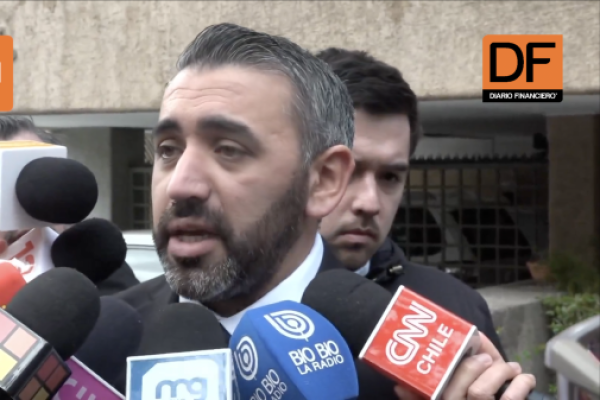 <p>Ahora en DF | PDI descarta participación de terceros en muerte de Claudio Iturra y apunta a “un posible evento cardíaco”</p>