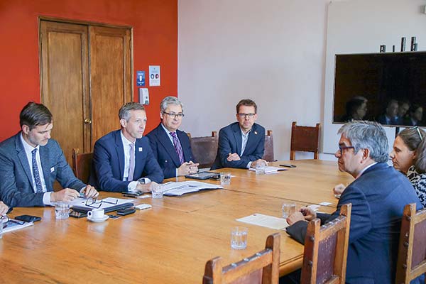<p>El jefe de las finanzas públicas, Mario Marcel (primero a la derecha), se reunió ayer con los bancos y wpd.</p>