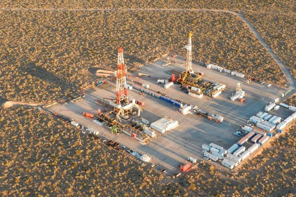 El boom de la industria petrolera argentina que está beneficiando a Chile