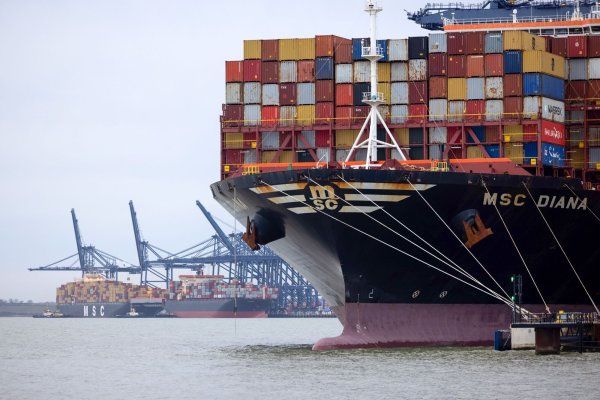 <p>Tarifas de transporte marítimo se disparan a medida que empresas adelantan pedidos de Navidad por ataques en Mar Rojo</p>