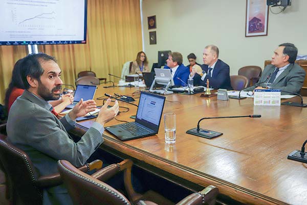 <p>El ministro Nicolás Grau prepara indicaciones para alcanzar un acuerdo con la oposición. Foto: Agencia Uno </p>
