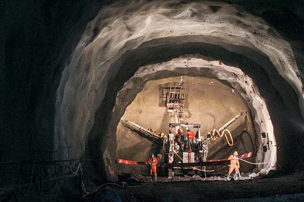 <p>Cambiar nuevo servicio estatal por un comité transitorio y más incentivos para cumplir plazos: las propuestas de Horizontal para destrabar permisos para inversiones</p>