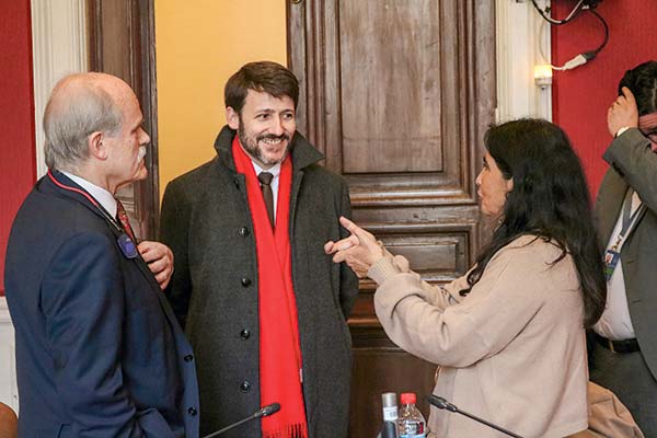 <p>El ministro Diego Pardow (al centro) participó en la constitución de la mesa técnica.</p>