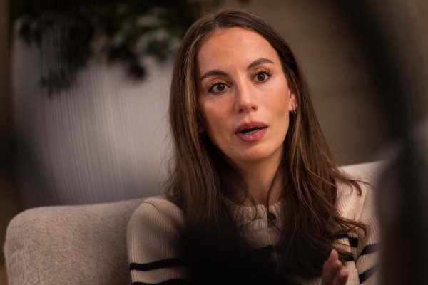 La directora de tecnología de OpenAI afirma que impacto económico de la IA generativa apenas está comenzando