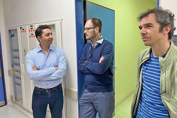 <p>Cristián Hernández y Pablo Fernández, socios de Zentynel, con Santiago Miriuka (al centro) en el laboratorio de MultiplAI en Buenos Aires.</p>