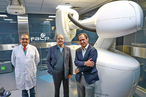 <p>Ricardo Morales, director médico, Alfredo Comandari, presidente del directorio y Cristián Ayala, gerente general de FALP. Foto: Julio Castro</p>
