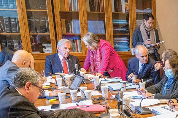 <p>Boric hace nuevo emplazamiento al Congreso por reforma de pensiones, pero anuncio por aborto enredaría aún más un acuerdo</p>