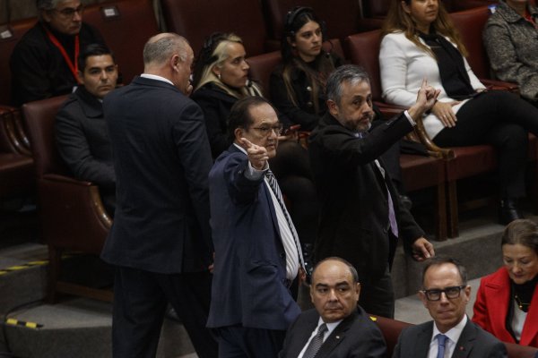 <p>Anuncio de Boric sobre aborto legal hace tambalear las reformas emblemáticas y lo distancia de la DC</p>