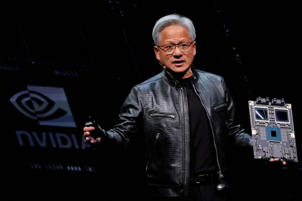 <p>El director ejecutivo de Nvidia, Jensen Huang, presentando el procesador "Rubin". Foto: Reuters.</p>