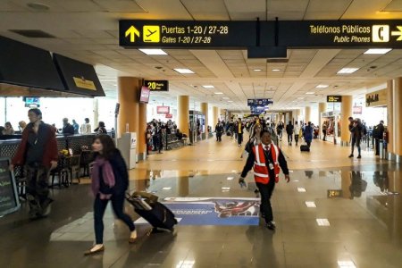 Caos en Perú: 215 vuelos cancelados y más de 10 mil pasajeros afectados por emergencia en Aeropuerto Jorge Chávez